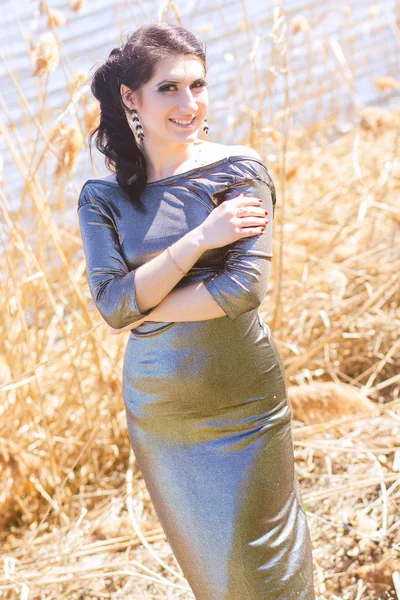 Joven mujer morena bonita posando al aire libre en el prado de verano. Chica sensual posando en el parque —  Fotos de Stock