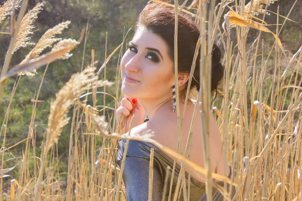 Young pretty brunette woman posing outdoor in summer meadow. Sensual girl posing in park — Stock Photo, Image