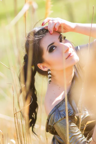 Young pretty brunette woman posing outdoor in summer meadow. Sensual girl posing in park — Stock Photo, Image