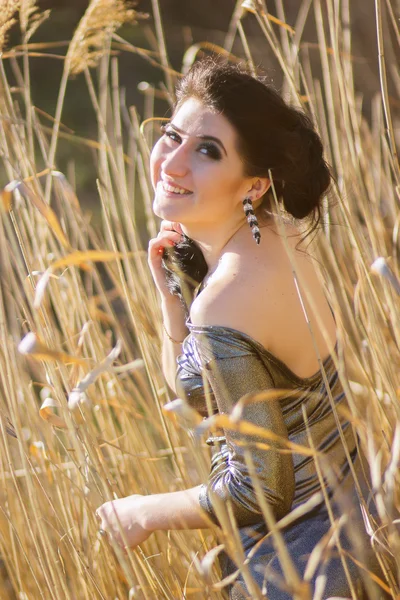 Joven mujer morena bonita posando al aire libre en el prado de verano. Chica sensual posando en el parque — Foto de Stock
