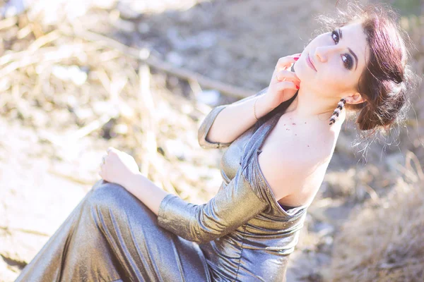 Luxusfrau im langen schwarzen Abendkleid am Strand. schönes junges Mädchen am Meer. — Stockfoto