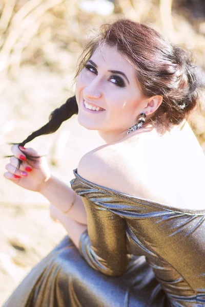 Mulher de luxo em um longo vestido de noite preto na praia. Menina bonita no mar . — Fotografia de Stock