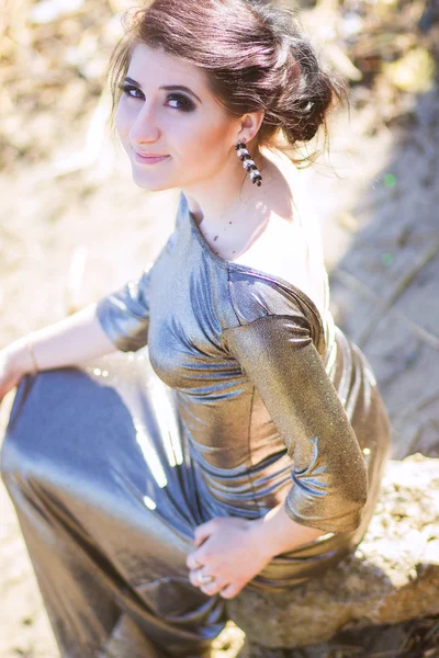 Luxusfrau im langen schwarzen Abendkleid am Strand. schönes junges Mädchen am Meer. — Stockfoto