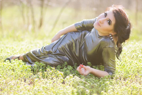 Mujer de lujo en un largo vestido de noche negro en el parque — Foto de Stock