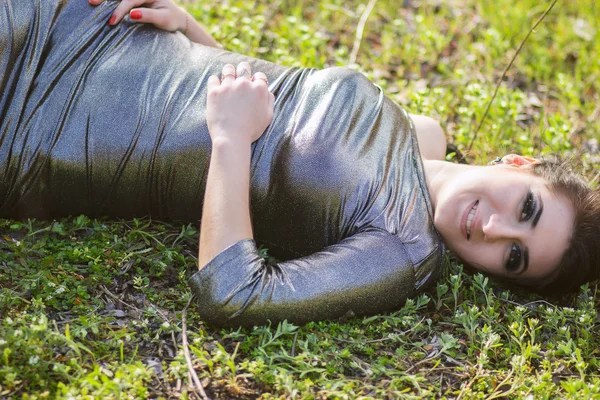 Luxusní žena v dlouhé černé večerní šaty v parku — Stock fotografie