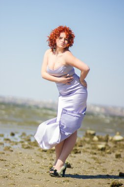 parkta bir yürüyüş üzerinde çok güzel kızıl saçlı kadın. doğa genç kız