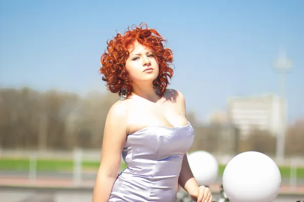Parkta bir yürüyüş üzerinde çok güzel kızıl saçlı kadın. doğa genç kız — Stok fotoğraf