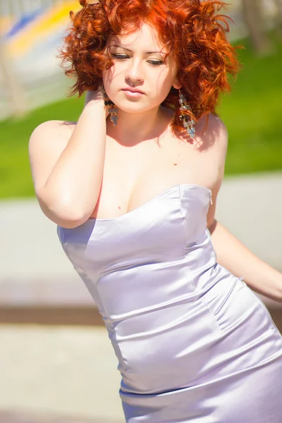 Gorgeous red-haired woman on a walk in the park. Young girl on the nature — Stock Photo, Image