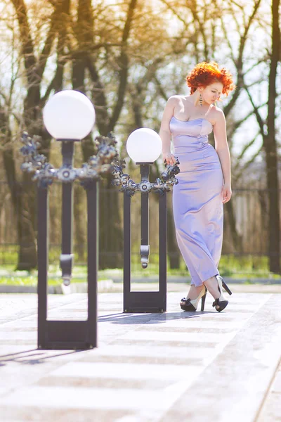 Prachtige roodharige vrouw op een wandeling in het park. jong meisje over de aard — Stockfoto