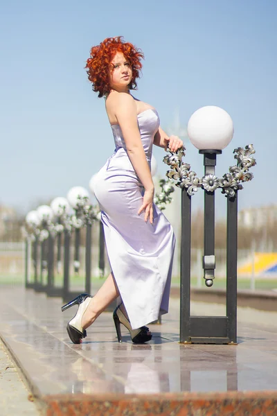 Hermosa mujer pelirroja en un paseo por el parque. Chica joven en la naturaleza —  Fotos de Stock