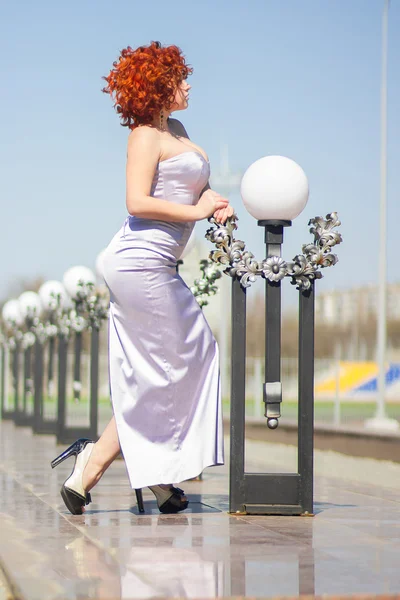 Splendida donna dai capelli rossi in una passeggiata nel parco. Giovane ragazza sulla natura — Foto Stock