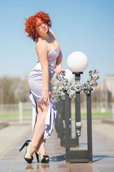 Gorgeous red-haired woman on a walk in the park. Young girl on the nature — Stock Photo, Image