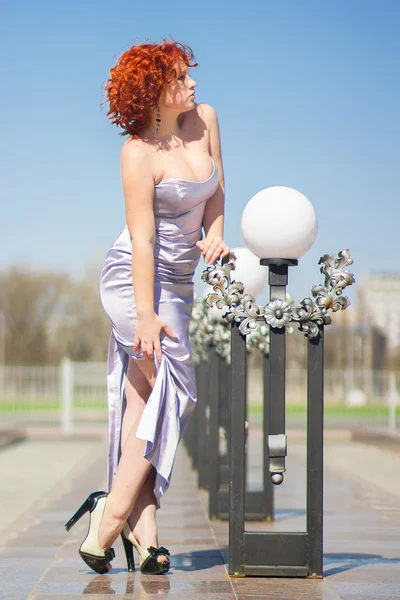 Splendida donna dai capelli rossi in una passeggiata nel parco. Giovane ragazza sulla natura — Foto Stock