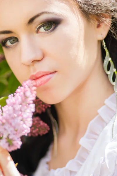 아름 다운 젊은 갈색 자연에서 포즈. 머리와 메이크업 화이트 로맨틱 드레스 소녀 — 스톡 사진