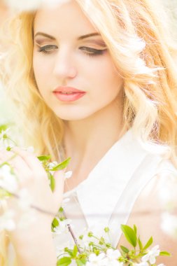 güzel, genç, sarışın bir kadın portresi bahar.