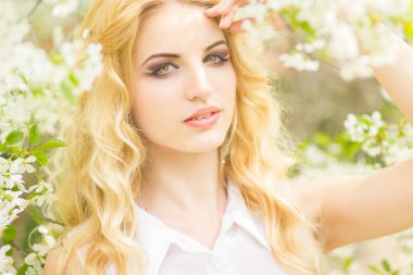 güzel, genç, sarışın bir kadın portresi bahar.