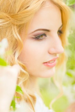 güzel, genç, sarışın bir kadın portresi bahar.