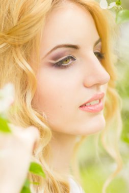 güzel, genç, sarışın bir kadın portresi bahar.