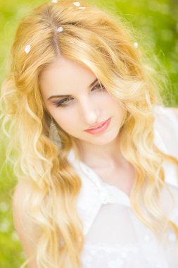 güzel, genç, sarışın bir kadın portresi bahar.