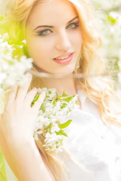 Retrato de primavera de una hermosa joven rubia . — Foto de Stock