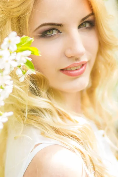 Retrato de primavera de una hermosa joven rubia . —  Fotos de Stock
