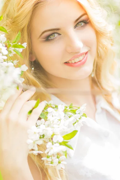 Lente portret van een mooie jonge blonde vrouw. — Stockfoto