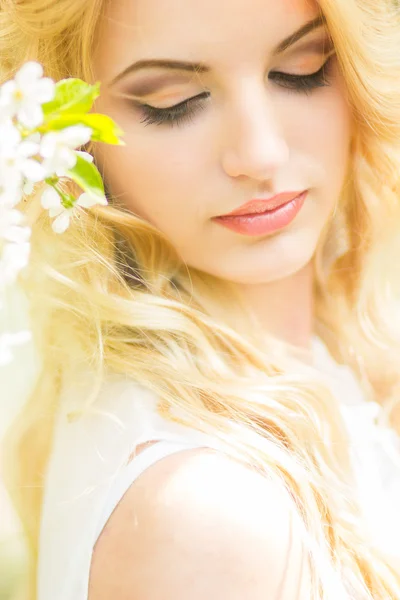 Retrato de primavera de uma bela jovem loira . — Fotografia de Stock