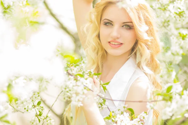 Retrato de primavera de uma bela jovem loira . — Fotografia de Stock