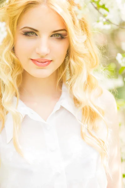 Wiosna portret pięknej młodej kobiety blondynka. — Zdjęcie stockowe