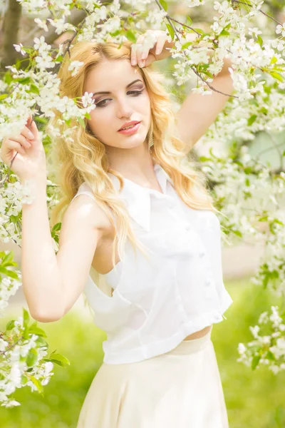 Retrato de primavera de uma bela jovem loira . — Fotografia de Stock