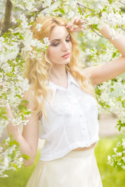 Retrato de primavera de una hermosa joven rubia . —  Fotos de Stock