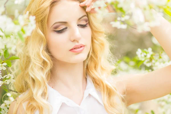 Lente portret van een mooie jonge blonde vrouw. — Stockfoto