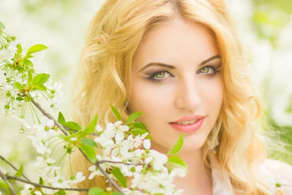 Весенний портрет красивой молодой блондинки . — стоковое фото