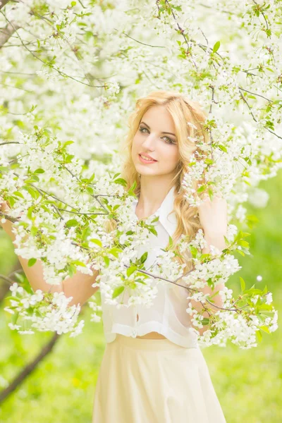 Primavera ritratto di una bella giovane donna bionda . — Foto Stock