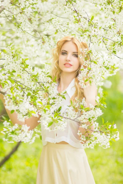 Retrato de primavera de uma bela jovem loira . — Fotografia de Stock