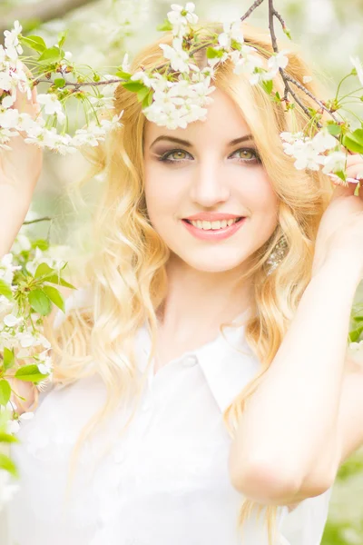 Lente portret van een mooie jonge blonde vrouw. — Stockfoto