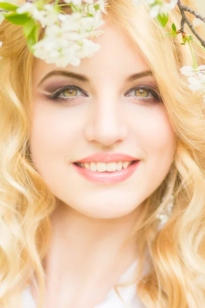 Spring portrait of a beautiful young blonde woman. — Stock Photo, Image