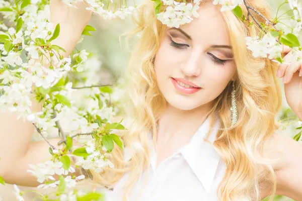 Retrato de primavera de uma bela jovem loira . — Fotografia de Stock