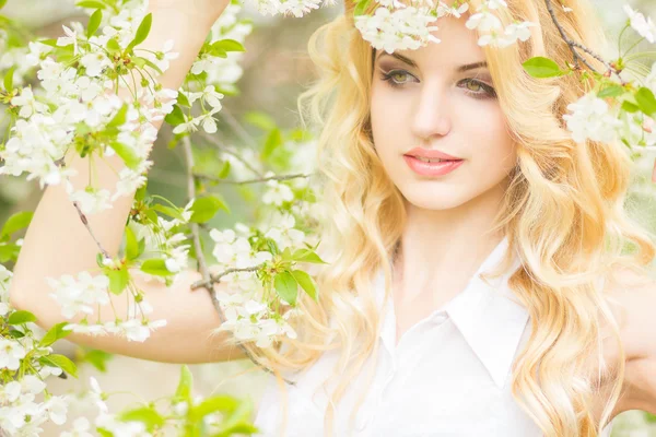 Lente portret van een mooie jonge blonde vrouw. — Stockfoto