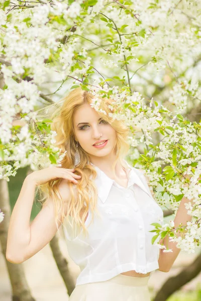 Spring portrait of a beautiful young blonde woman. — Stock Photo, Image
