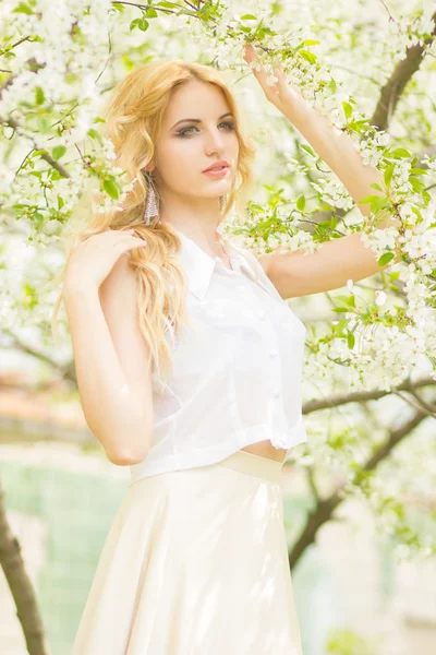 Retrato de primavera de uma bela jovem loira . — Fotografia de Stock