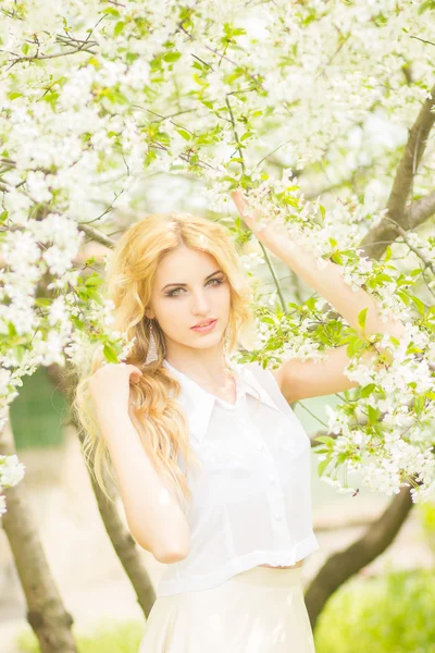 Spring portrait of a beautiful young blonde woman. — Stock Photo, Image