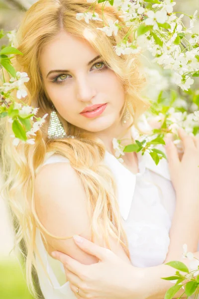 Retrato de primavera de uma bela jovem loira . — Fotografia de Stock