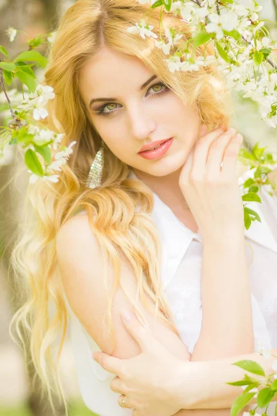 Spring portrait of a beautiful young blonde woman. — Stock Photo, Image