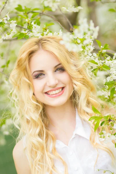 Spring portrait of a beautiful young blonde woman. — Stock Photo, Image