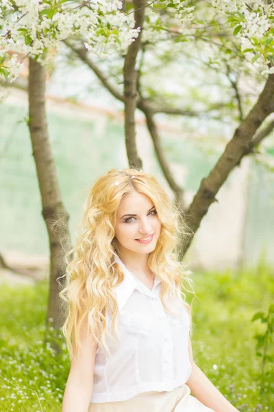 Spring portrait of a beautiful young blonde woman. — Stock Photo, Image