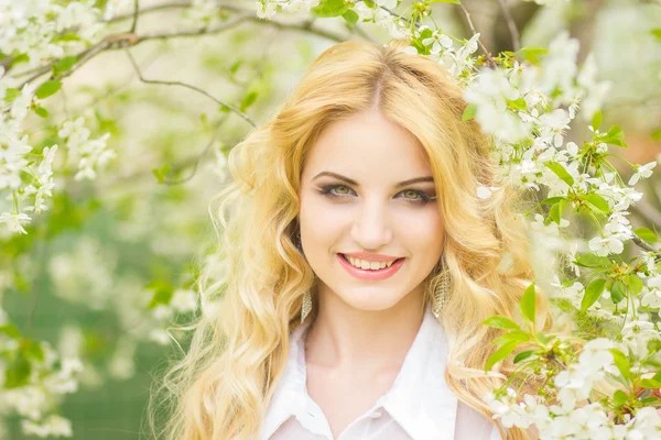 Lente portret van een mooie jonge blonde vrouw. — Stockfoto