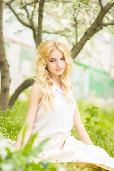 Spring portrait of a beautiful young blonde woman. — Stock Photo, Image