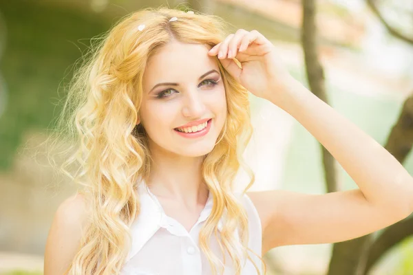 Spring portrait of a beautiful young blonde woman. — Stock Photo, Image