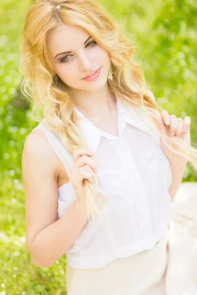 Spring portrait of a beautiful young blonde woman. — Stock Photo, Image